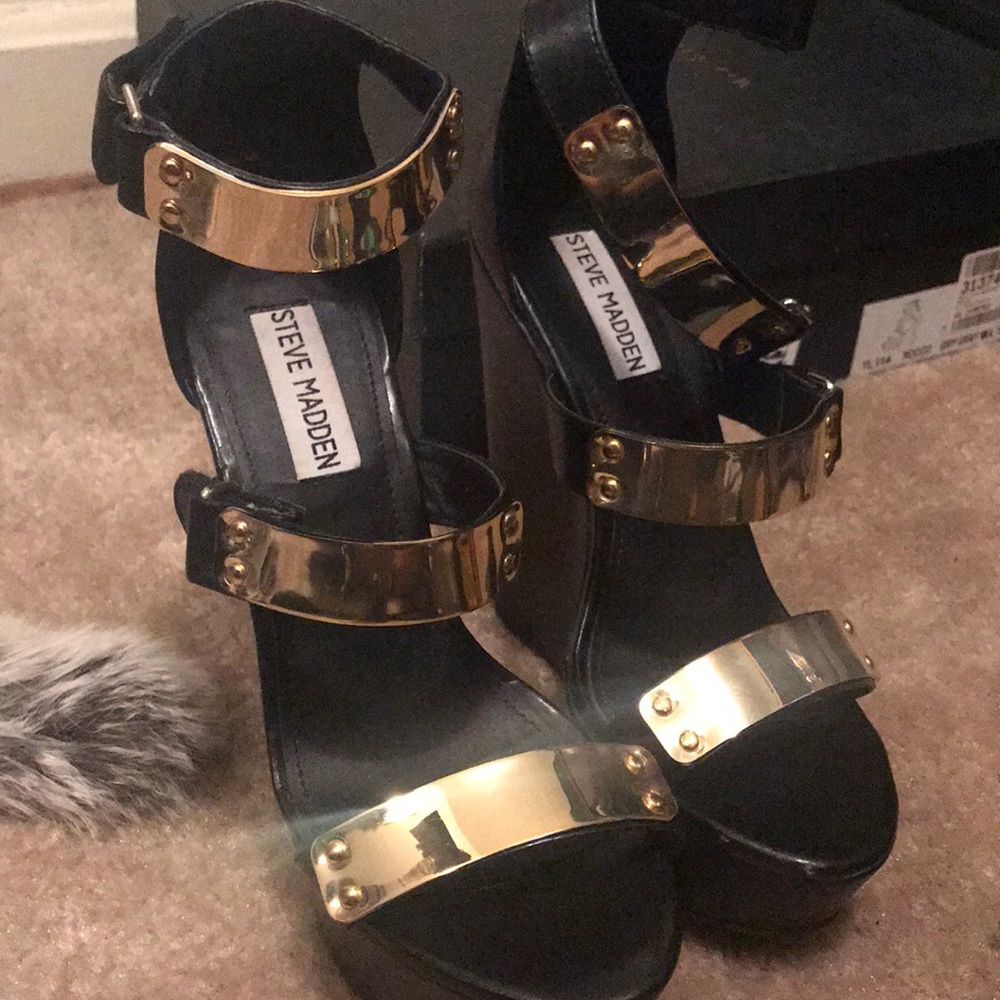 Steve Madden Black & Gold Wedge
